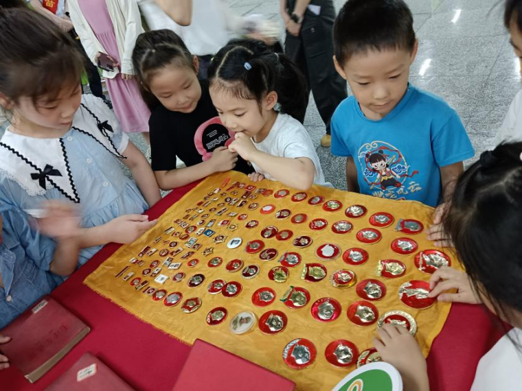 浙江寧波鄞州區(qū)“一平米檔案館”在地鐵站首次亮相